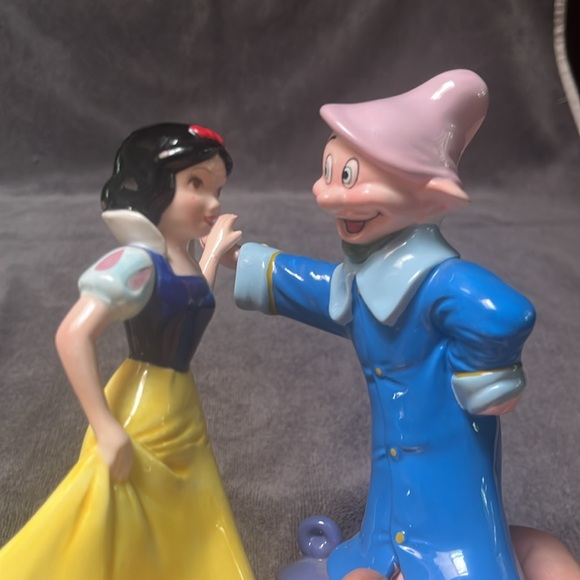 Vintage Disney Snow White Music Box “Someday My Prince Will Come” 9inches tall. - Picture 3 of 6